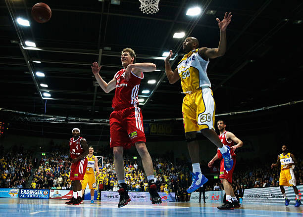 通过双后腰 通过双后腰